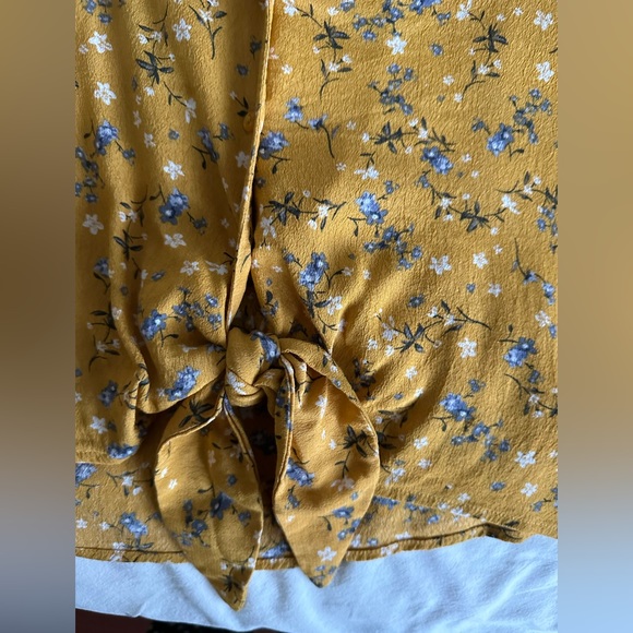 Cropped button up floral blouse. - Picture 3 of 4